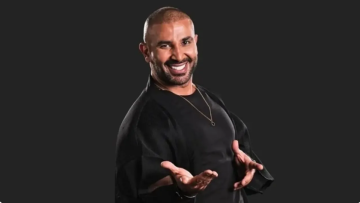 أحمد سعد يتعرض لحادث سير خطير وشقيقه عمرو يعتذر