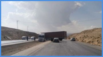 التعامل مع حادث تريلا يعيق السير على طريق المفرق الزرقاء