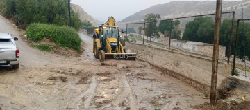 بالصور .. بلدية معاذ بن جبل تتعامل مع ارتفاع منسوب المياه وانسداد عبارات بالشونة الشمالية