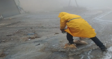 بلدية عجلون تتعامل مع انجراف الأتربة والحجارة ومداهمة المياه لعدد من المنازل