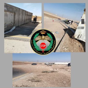تدهور شاحنة محملة بالسمك على طريق الزرقاء - إربد