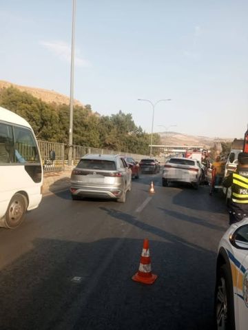 الدوريات الخارجية تتعامل مع حادث تصادم وقع قبل محطة سيل جرش