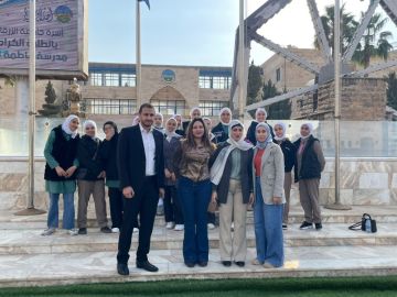جامعة الزرقاء تستقبل وفدا من مدرسة فاطمة الزهراء الثانوية المهنية للبنات