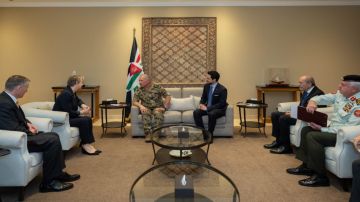 الملك يؤكد أهمية جهود بريطانيا لاستعادة التهدئة وتحقيق السلام بالمنطقة الملك يؤكد أهمية جهود بريطانيا لاستعادة التهدئة وتحقيق السلام بالمنطقة