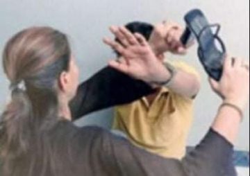 بسبب جملة شعرك طبيعي ولا حنة .. سيدة تفتح رأس زوجها بـ 6 قطب في سوق طبربور!