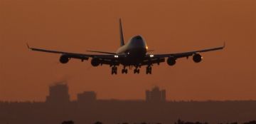 بعد هبوطها... طائرة تقل 63 راكبا تنحرف عن المدرج