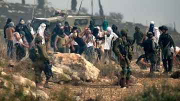 إصابة فلسطينية إثر رشق مستوطنين المركبات بالحجارة شرق بيت لحم