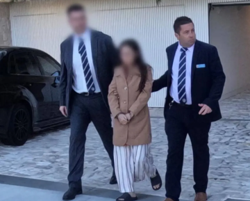 القبض على عرافة جمعت 46 مليون دولار عبر الاحتيال