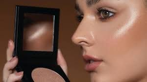 الهايلايتر البودرة أم السائل: أيهما يضفي إشراقة طبيعية بدون إفراط؟