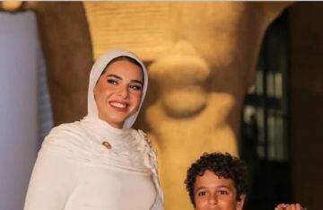 جملة فرعونية على فستان ابنه السيسي تخطف الأنظار في المتحف المصري الكبير