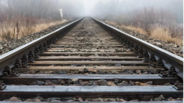 مواطن يتلقى مخالفة بقيمة 500 دينار على خلفية اصطفافه على سكة قطار في عجلون