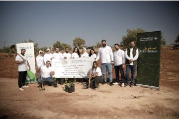موظفو البنك الأردني الكويتي يشاركون في مبادرة القافلة الخضراء لزراعة الأشجار في محافظة جرش