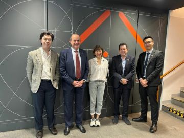 وزير الاقتصاد الرقمي والريادة يجتمع بعدة شركات في سنغافورة