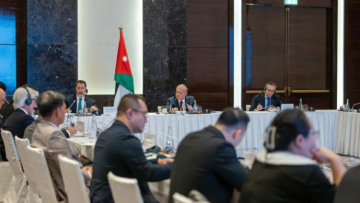 الملك يجتمع بممثلين عن شركات فيتنامية رائدة في قطاع المحيكات الملك يجتمع بممثلين عن شركات فيتنامية رائدة في قطاع المحيكات