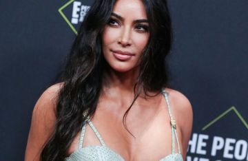 بفستان قديم.. كيم كارداشيان تحتفل بعيد ميلادها الخامس والأربعين في باريس (صور)