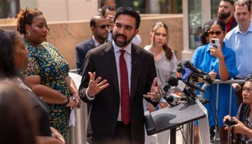 زهران ممداني يأكل الكنافة.. ويغازل الجالية العربية في نيويورك بفيديو طريف زهران ممداني يأكل الكنافة.. ويغازل الجالية العربية في نيويورك بفيديو طريف