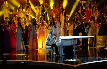 فرض عقوبات على نائب رئيس مسابقة ملكة جمال الكون بعد فضيحة إهانته إحدى الملكات 