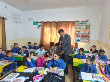 المساعيد يتفقد مدرسة ثغرة الجب الأساسية ويشيد بالجهود التعليمية