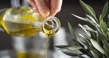 النجداوي: الزيت المستورد لتلبية الطلب فقط وتنكة المستورد بين 80 90 دينارا النجداوي: الزيت المستورد لتلبية الطلب فقط وتنكة المستورد بين 80 90 دينارا