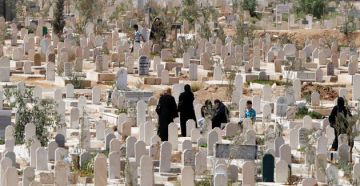 بطريقة شيطانية .. مواطن يروي لسرايا تفاصيل سرقة 1500 دينار من جيبه داخل مقبرة (استمع)