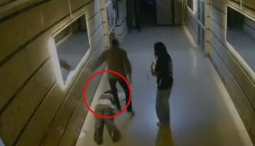 فيديو يوثق اعتداء أب على ابنته يثير غضبا في مصر.. والسلطات تتدخل فيديو يوثق اعتداء أب على ابنته يثير غضبا في مصر.. والسلطات تتدخل