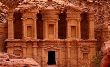 وفد من رجال الأعمال الجورجيين يبحث التعاون السياحي والاستثماري في البترا