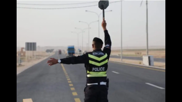 السير تضبط طفلا يقود حافلة نقل عام في عمان