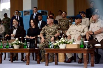 بالصور...الملك والرئيس الإندونيسي يحضران تمرينا عسكريا مشتركا للطائرات المسيرة