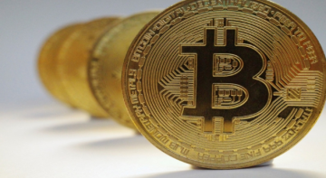  بتكوين تهبط دون 90 ألف دولار وسط حذر المتعاملين