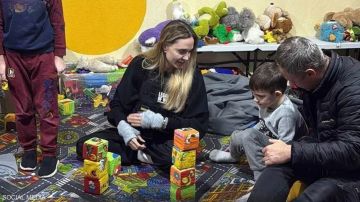 أنجلينا جولي تجري زيارة مفاجئة إلى جنوب أوكرانيا أنجلينا جولي تجري زيارة مفاجئة إلى جنوب أوكرانيا