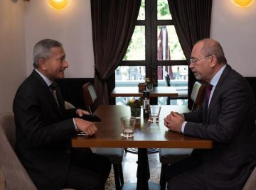 وزير الخارجية يجري مباحثات مع نظيره السنغافوري وزير الخارجية يجري مباحثات مع نظيره السنغافوري