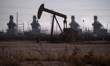 النفط يصعد مع تقييم احتمالات خفض الفائدة الأمريكية