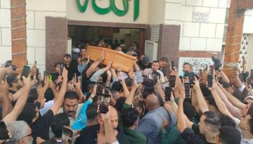 محمد رمضان يحمل نعش والده.. تشييع الجثمان وسط دموع الحضور