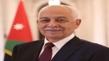 العيسوي يفتتح مصنعا للألبسة في الكرك تزامنا مع زيارة الملك العيسوي يفتتح مصنعا للألبسة في الكرك تزامنا مع زيارة الملك