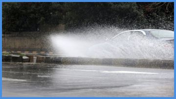 تحذير للسائقين من خطر الانزلاقات مع بدء تساقط الأمطار