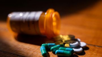 وزير الصحة يعلن خفض أسعار 97 صنفا دوائيا بنسب متفاوتة وزير الصحة يعلن خفض أسعار 97 صنفا دوائيا بنسب متفاوتة