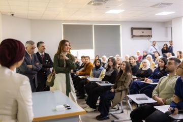 الملكة رانيا تزور الجامعة الأردنية