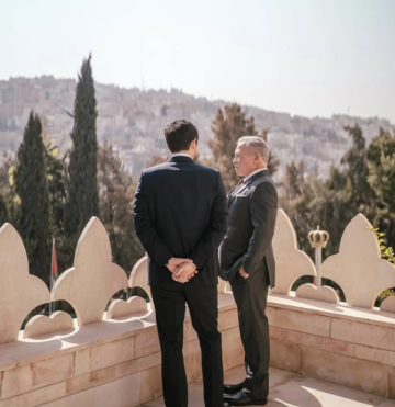 صورة تجمع الملك وولي العهد على شرفة قصر رغدان صورة تجمع الملك وولي العهد على شرفة قصر رغدان