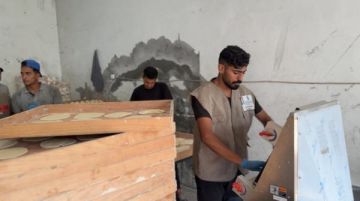 الحملة الأردنية توزع الخبز مقابل الخط الأصفر في مخيم جباليا الحملة الأردنية توزع الخبز مقابل الخط الأصفر في مخيم جباليا