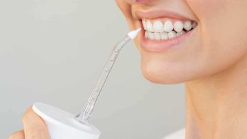 خيط الأسنان أم جهاز التنظيف بالماء.. أيهما الأنسب لك؟ خيط الأسنان أم جهاز التنظيف بالماء.. أيهما الأنسب لك؟