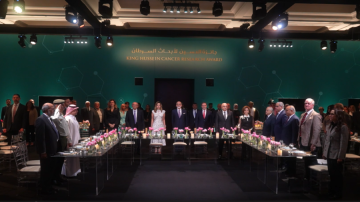 مندوبا عن الملك والملكة الأمير طلال يكرم الفائزين بجائزة الحسين لأبحاث السرطان مندوبا عن الملك والملكة الأمير طلال يكرم الفائزين بجائزة الحسين لأبحاث السرطان