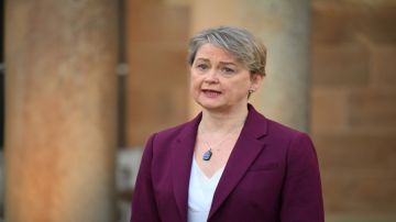 وزيرة الخارجية البريطانية تزور الأردن لبحث دعم وقف إطلاق النار في غزة وتعزيز المساعدات الإنسانية وزيرة الخارجية البريطانية تزور الأردن لبحث دعم وقف إطلاق النار في غزة وتعزيز المساعدات الإنسانية