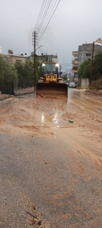 بلدية عجلون تواصل عملها على مدار الساعة لإعادة فتح الطرق المتأثرة بالمنخفض الجوي بلدية عجلون تواصل عملها على مدار الساعة لإعادة فتح الطرق المتأثرة بالمنخفض الجوي