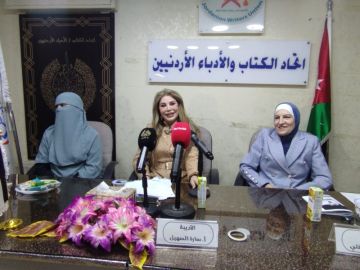 ندوة تعاين كتاب أبيض وأسود للمؤلفة لمؤلفته زحل المفتي