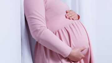 أسباب احتباس السوائل أثناء الحمل .. وطريقة علاجه