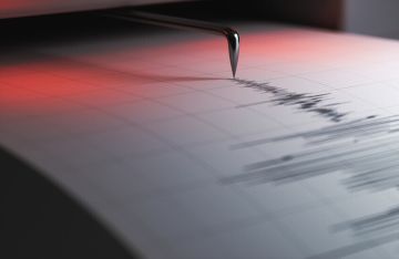 باستخدام الذكاء الاصطناعي.. علماء يحلون لغز الزلازل الغامضة قرب بركان سانتوريني