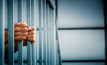 الحبس سنة وغرامة بعشرات الالاف لموظف حكومي .. !