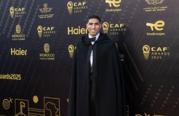 باتمان المصاب.. ظهور غير معتاد لأشرف حكيمي في حفل الأفضل في إفريقيا 2025 (فيديو)