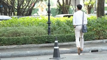 تطبيق عد الخطوات يورط موظفا ويفقده وظيفته