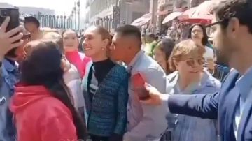 فيديو لتعرض رئيسة المكسيك لموقف محرج.. رجل يقبلها ويلمس جسدها
